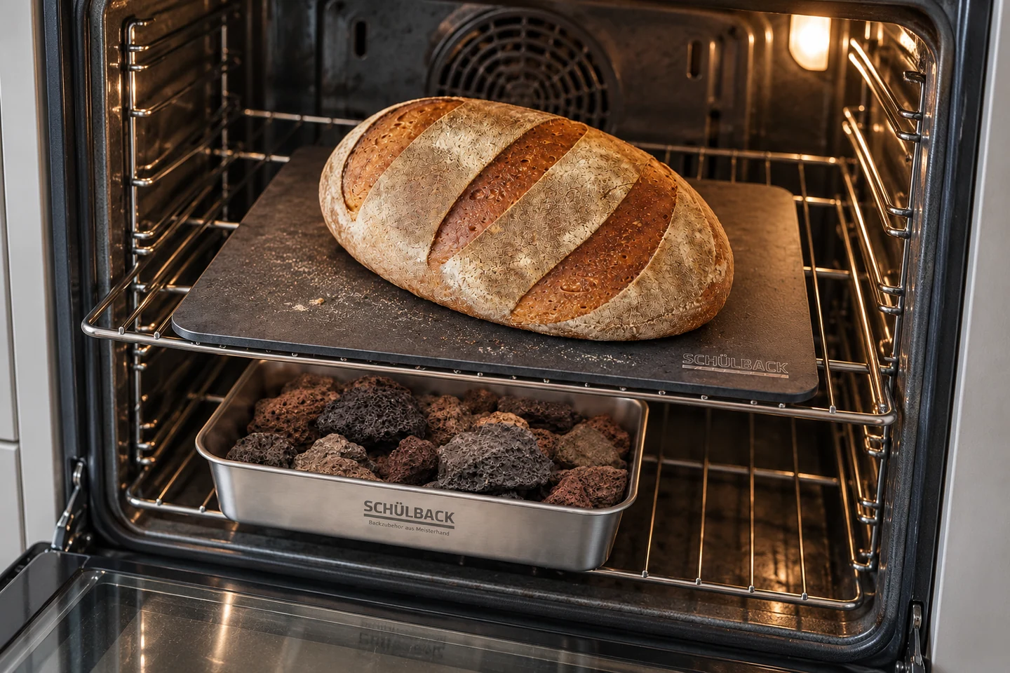 Anwendungsdarstellung: Brot auf dem Backstahl im Haushaltsofen, darunter die Dampfschüssel
