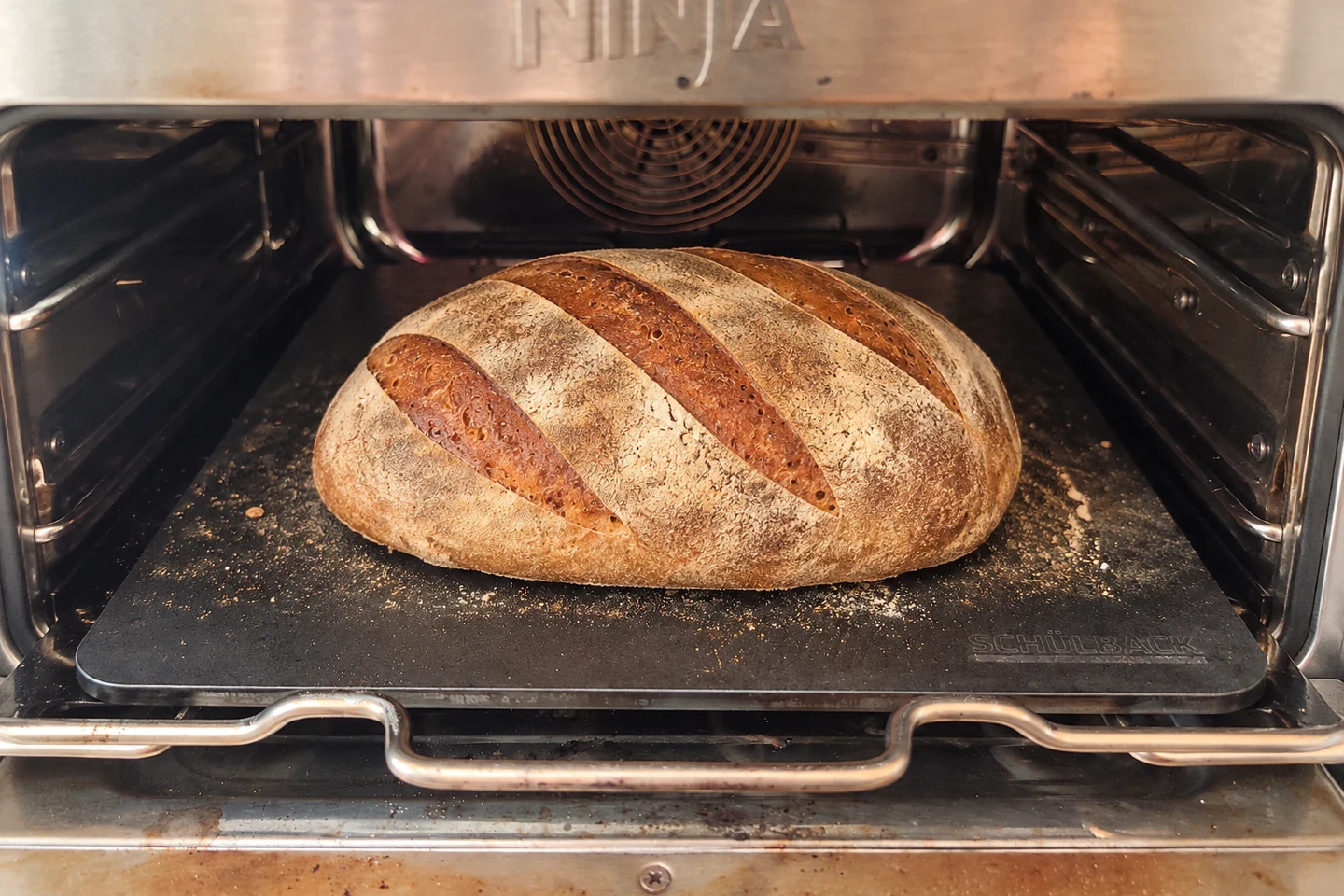 Anwendungsdarstellung: Brot auf dem Schülback-Backstahl im Ninja Woodfire Outdoor Ofen